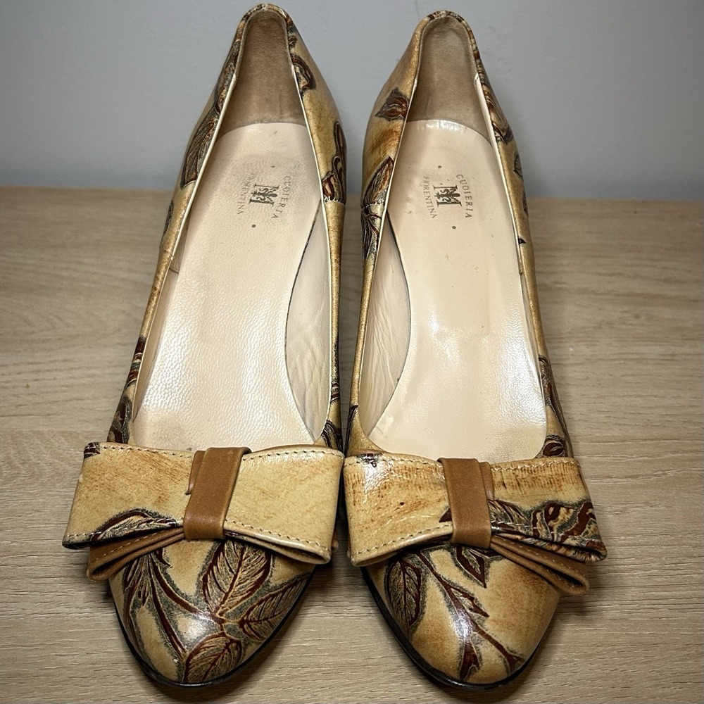 Cuoieria Fiorentina Pointed Toe Floral Print Patent Leather‎ Pumps with a Bow